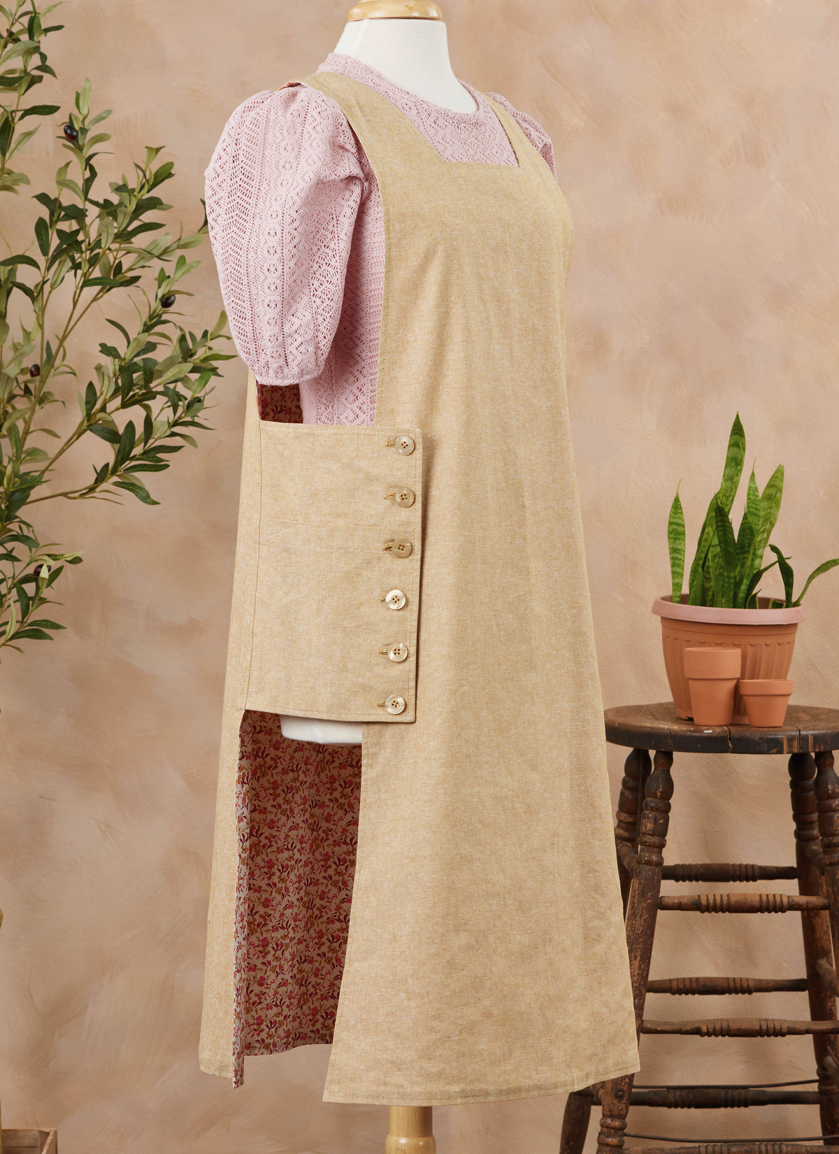 Simplicity S3258 sewing pattern envelope showing tabard aprons
