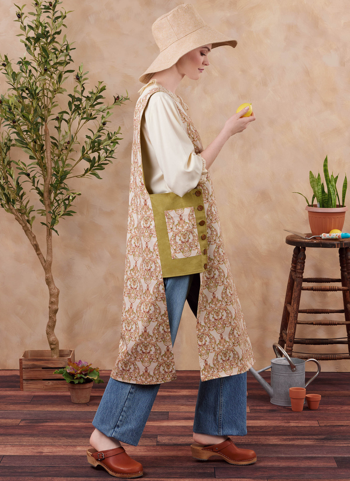 Simplicity S3258 sewing pattern envelope showing tabard aprons