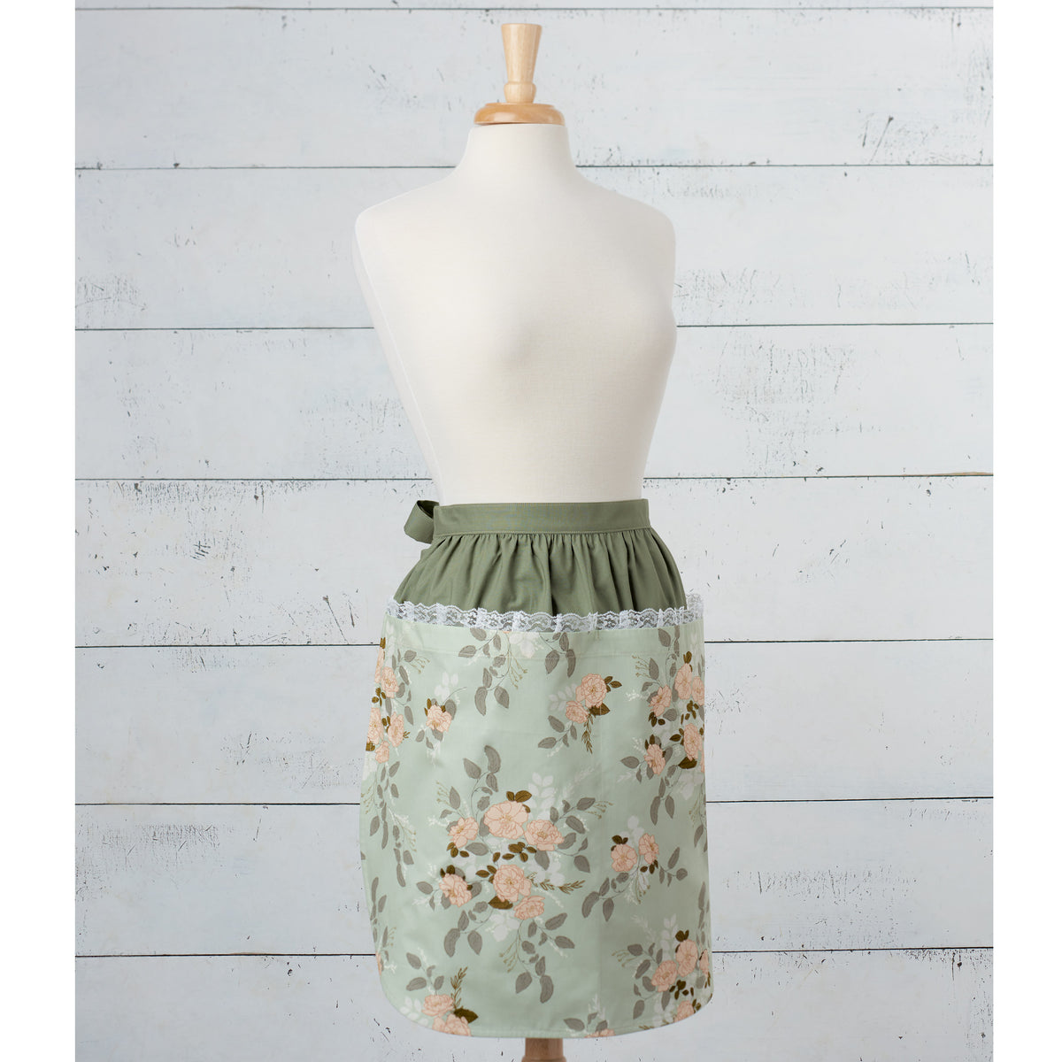Simplicity S9301 sewing pattern envelope showing family aprons designs