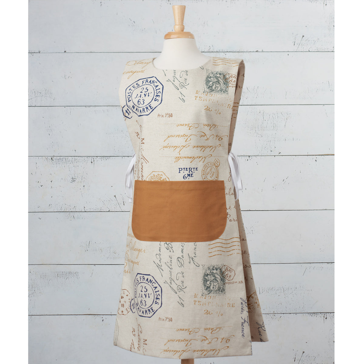 Simplicity S9301 sewing pattern envelope showing family aprons designs