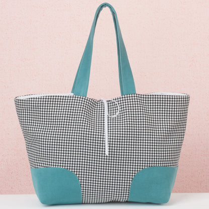 Simplicity S9304 sewing pattern envelope showing handbags designs