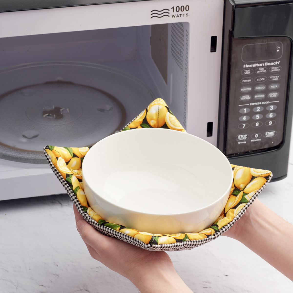 Simplicity S9365 sewing pattern envelope showing fabric microwave bowl cosies in three sizes