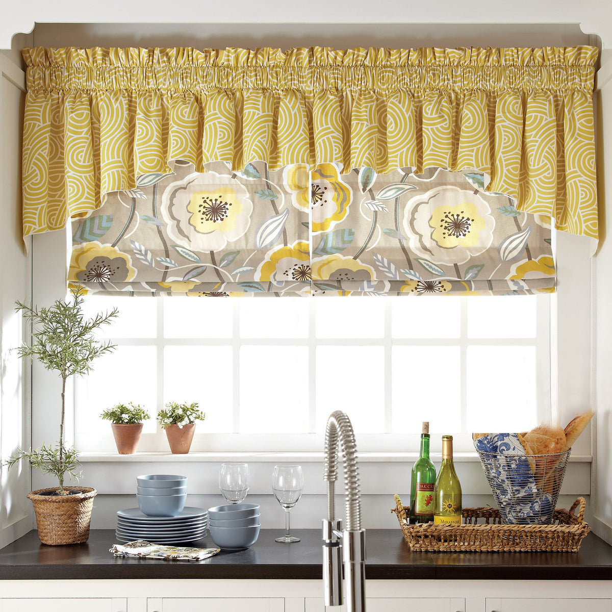 Simplicity S9399 sewing pattern envelope showing Roman blinds and valances on windows