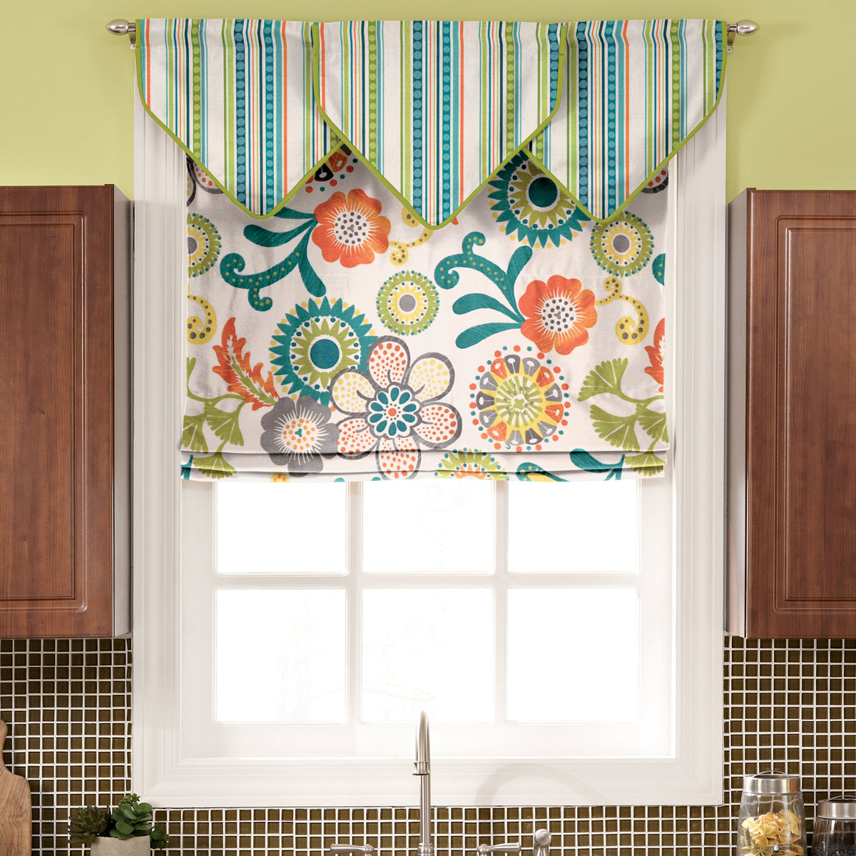 Simplicity S9399 sewing pattern envelope showing Roman blinds and valances on windows