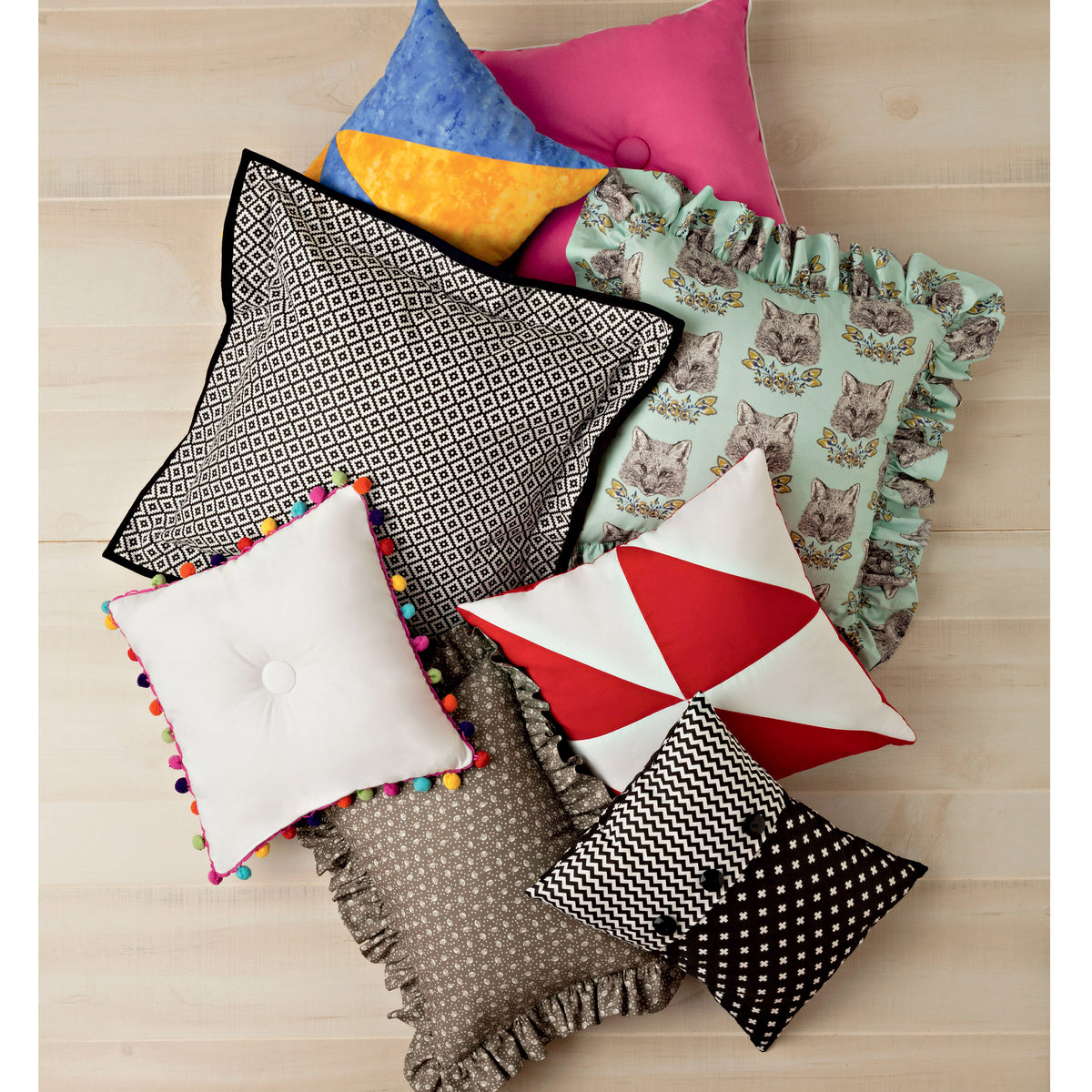 Simplicity S9402 sewing pattern envelope showing cushions in different sizes and trims