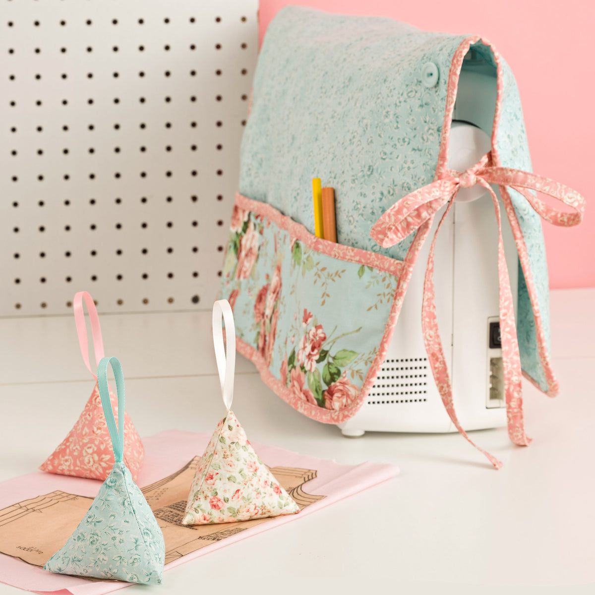 Simplicity S9404 sewing pattern envelope showing sewing room accessories