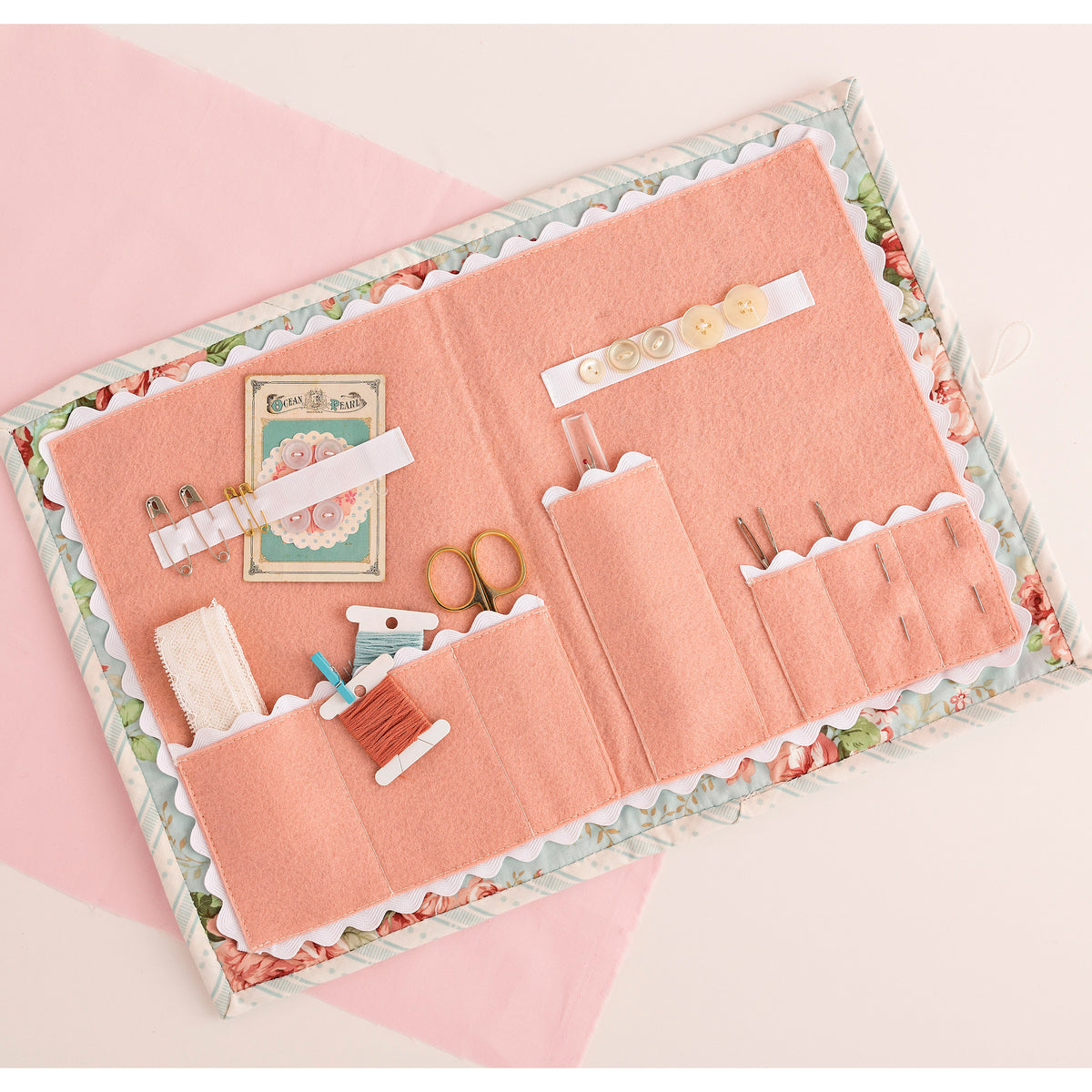 Simplicity S9404 sewing pattern envelope showing sewing room accessories