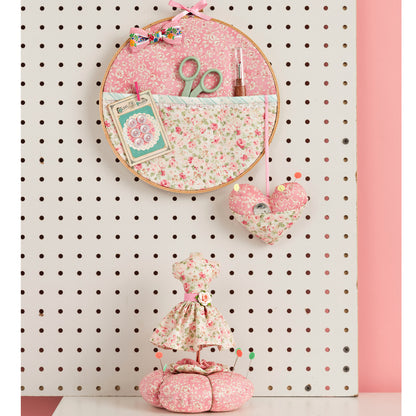 Simplicity S9404 sewing pattern envelope showing sewing room accessories