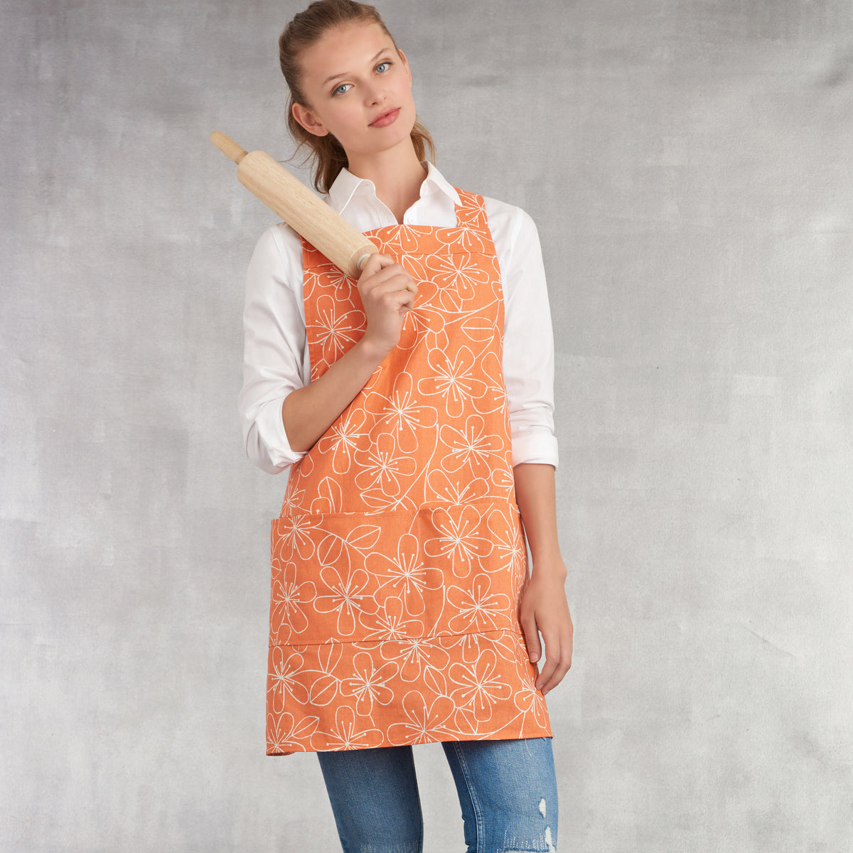 Simplicity S9409 sewing pattern envelope showing aprons