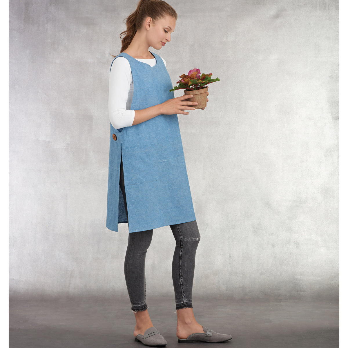 Simplicity S9409 sewing pattern envelope showing aprons