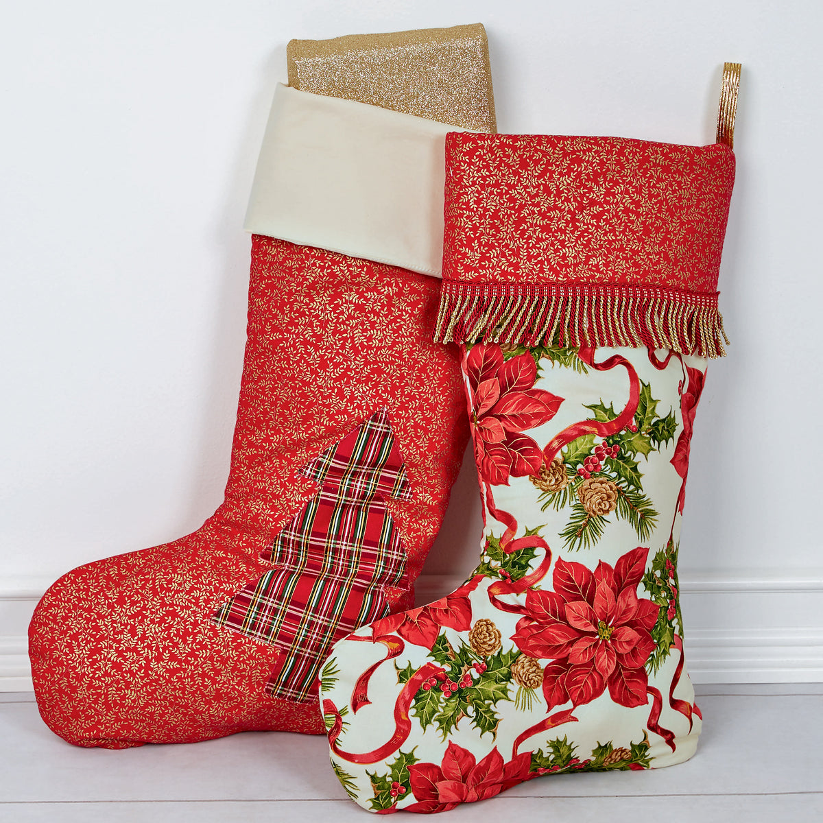 Simplicity S9428 sewing pattern envelope showing Christmas stockings, gift sacks and tree mat