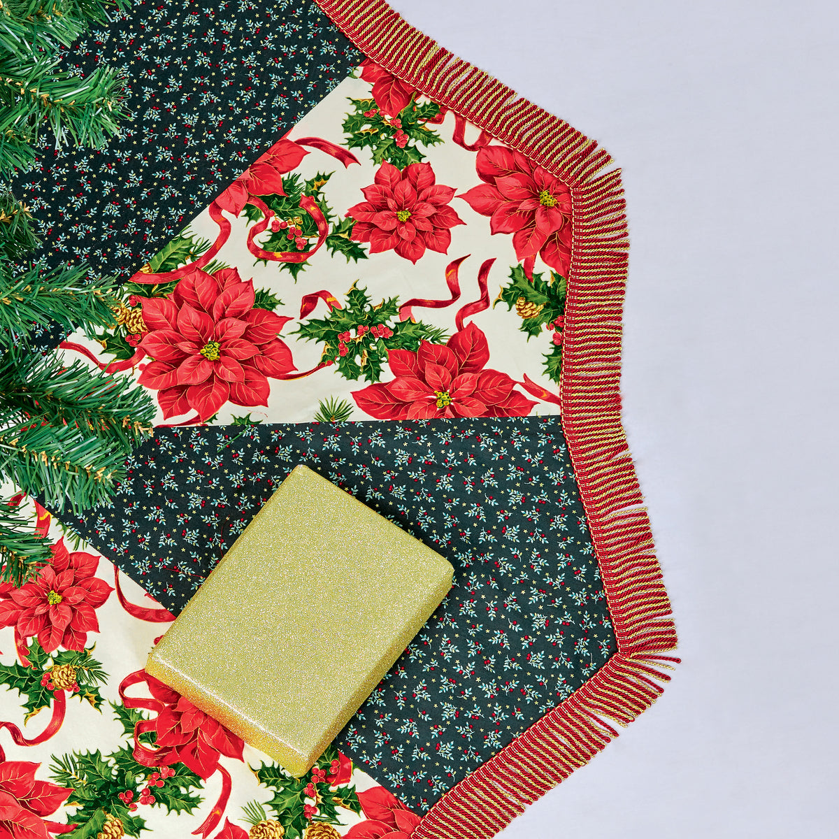 Simplicity S9428 sewing pattern envelope showing Christmas stockings, gift sacks and tree mat
