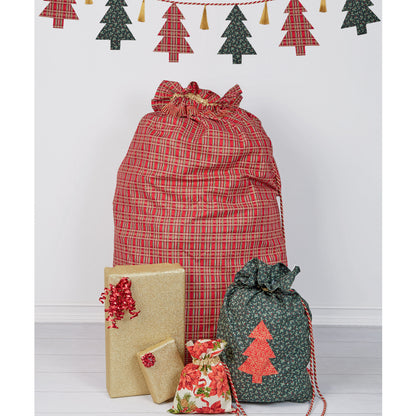 Simplicity S9428 sewing pattern envelope showing Christmas stockings, gift sacks and tree mat