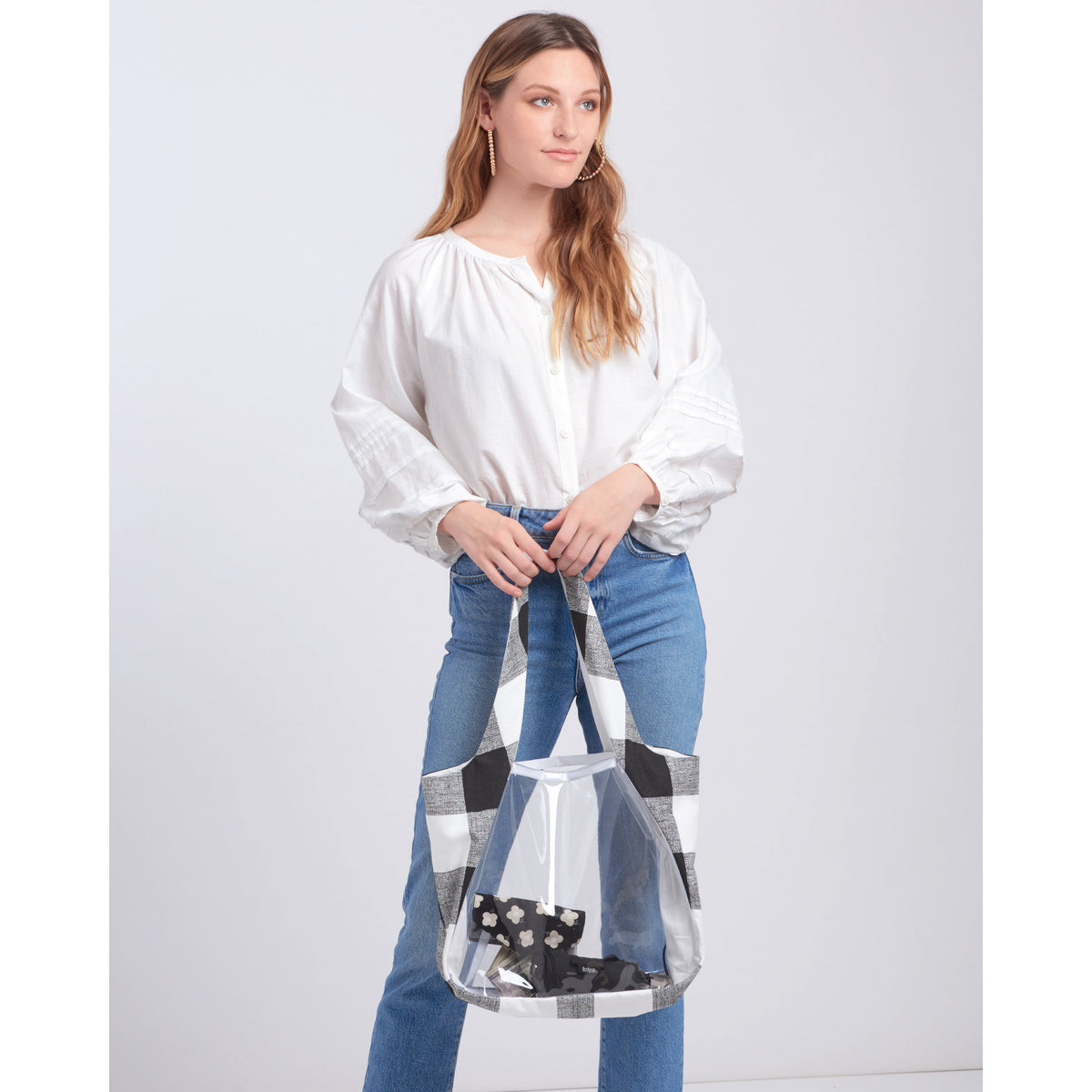 Simplicity S9562 pattern envelope showing a tote, bags and pouch