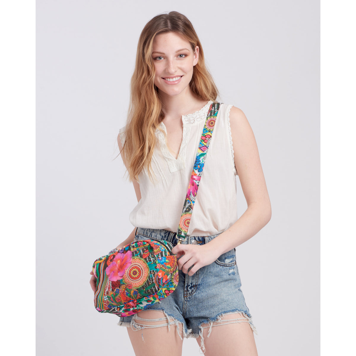 Simplicity S9562 pattern envelope showing a tote, bags and pouch
