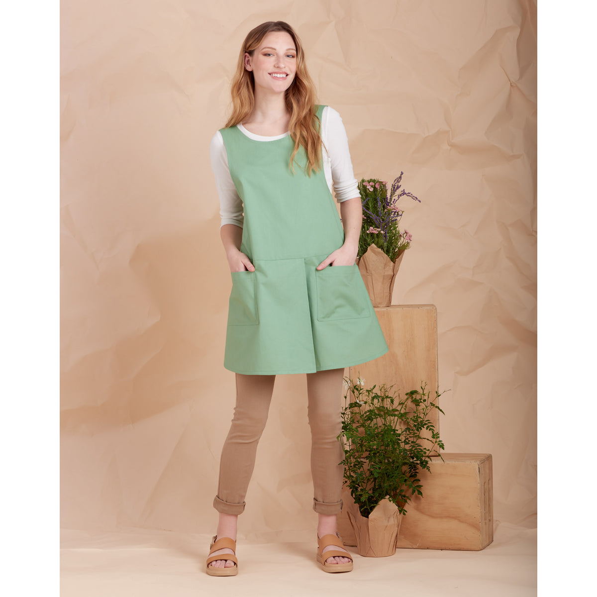 Simplicity S9564 sewing pattern envelope showing aprons