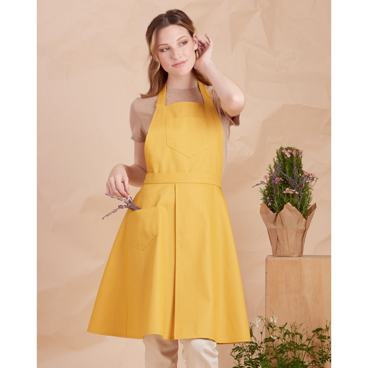 Simplicity S9564 sewing pattern envelope showing aprons