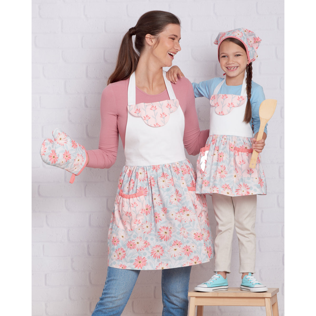 Simplicity S9565 sewing pattern envelope showing aprons