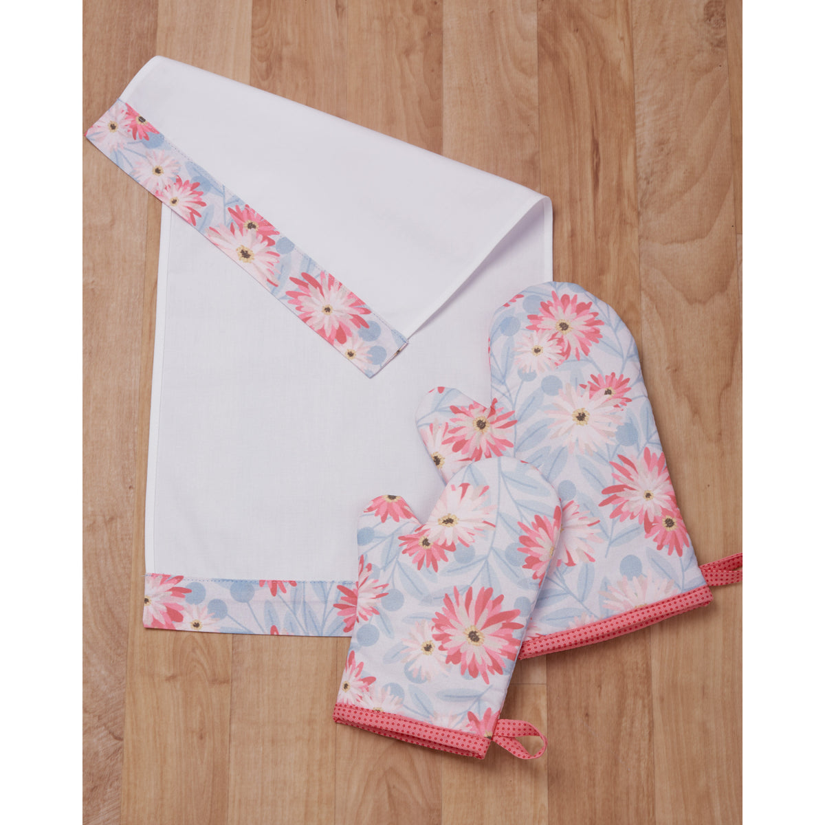 Simplicity S9565 sewing pattern envelope showing aprons