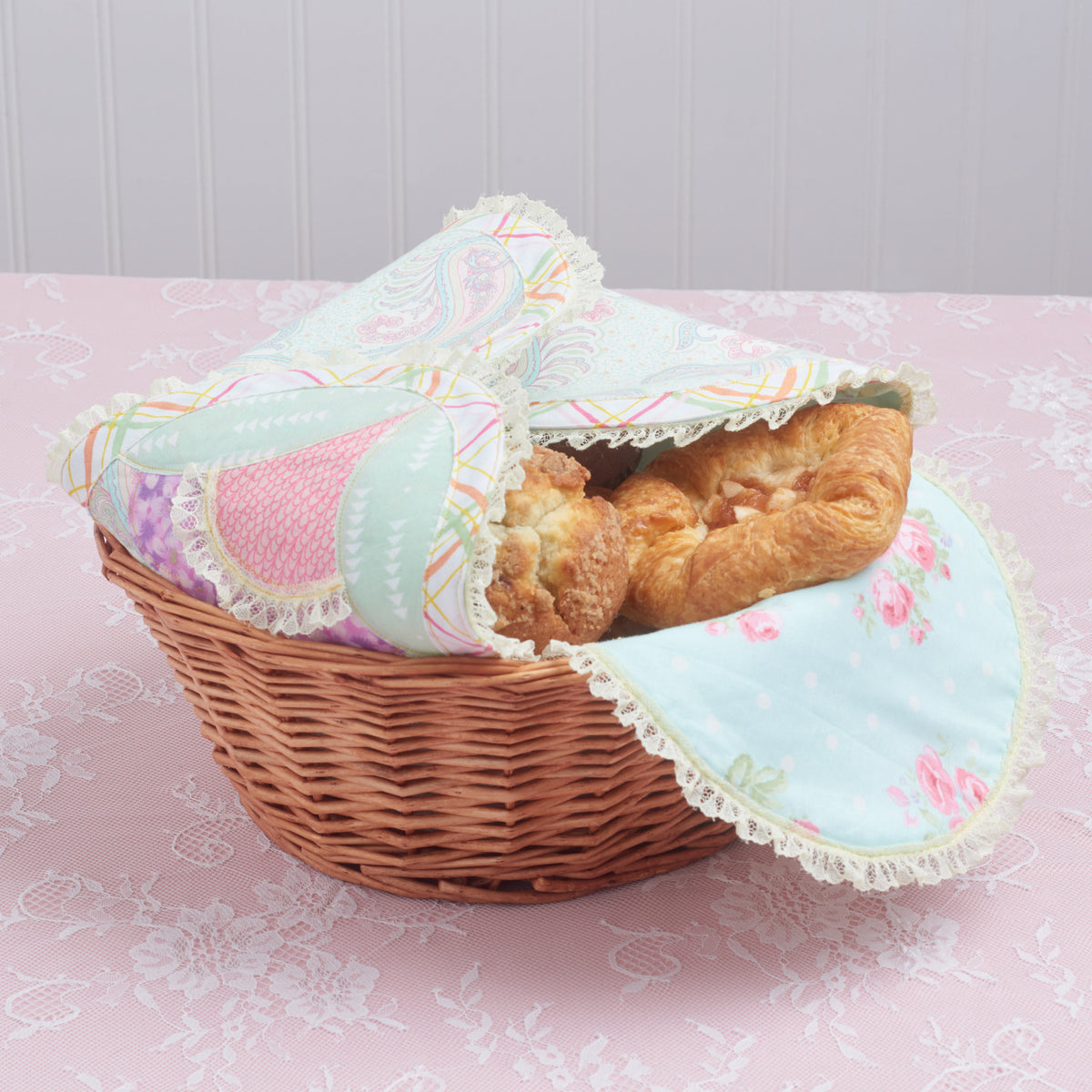 Simplicity S9573 sewing pattern envelope showing table linens