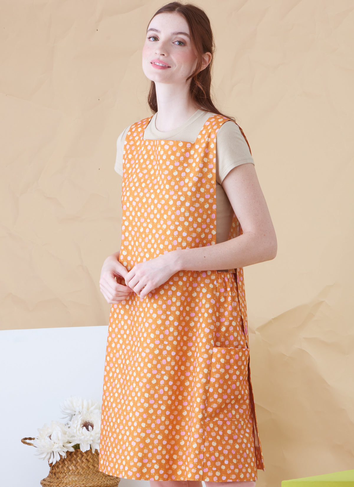 Simplicity S9766 sewing pattern envelope showing aprons