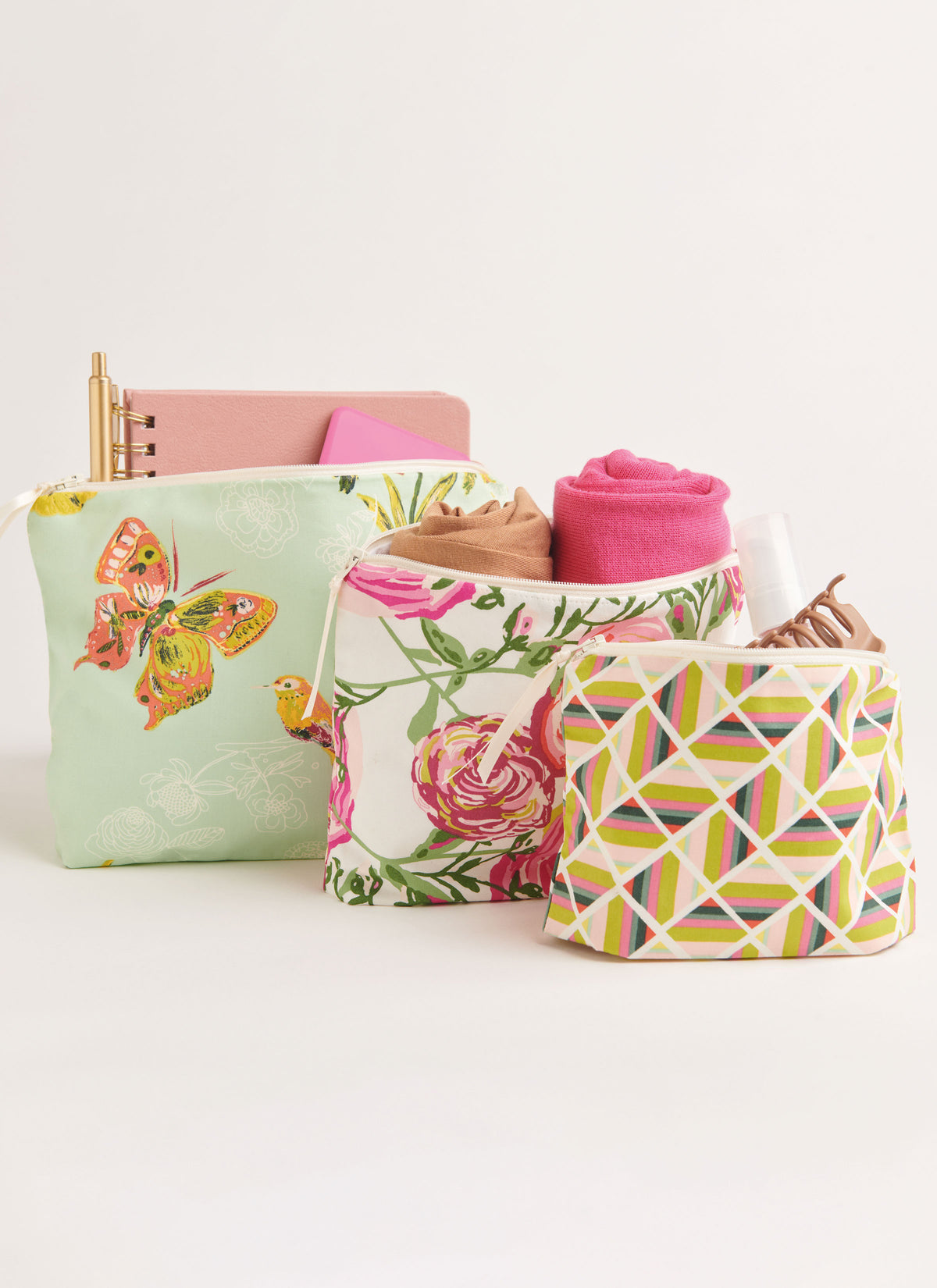 Simplicity S9872 sewing pattern envelope showing zip pouches and cases
