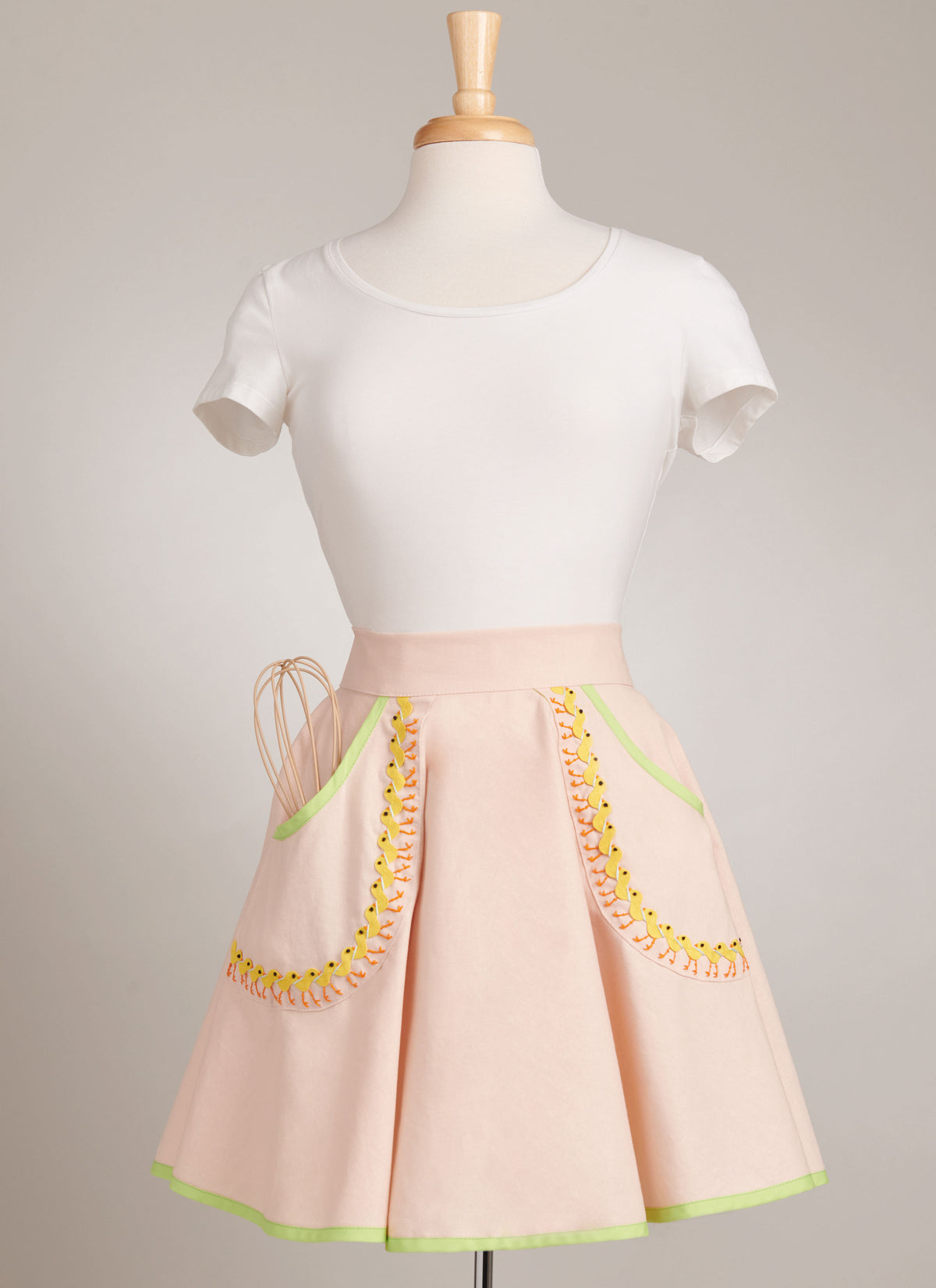 Simplicity S9873 sewing pattern envelope showing aprons