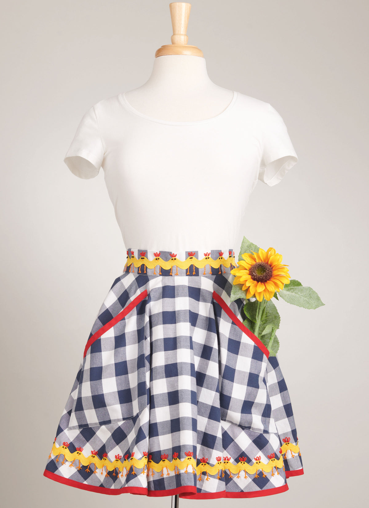 Simplicity S9873 sewing pattern envelope showing aprons