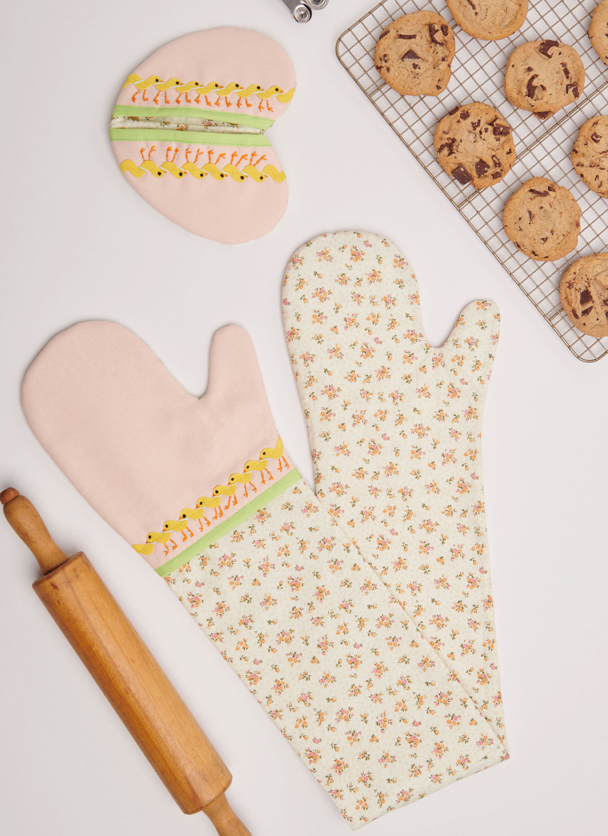 Simplicity S9873 sewing pattern envelope showing aprons