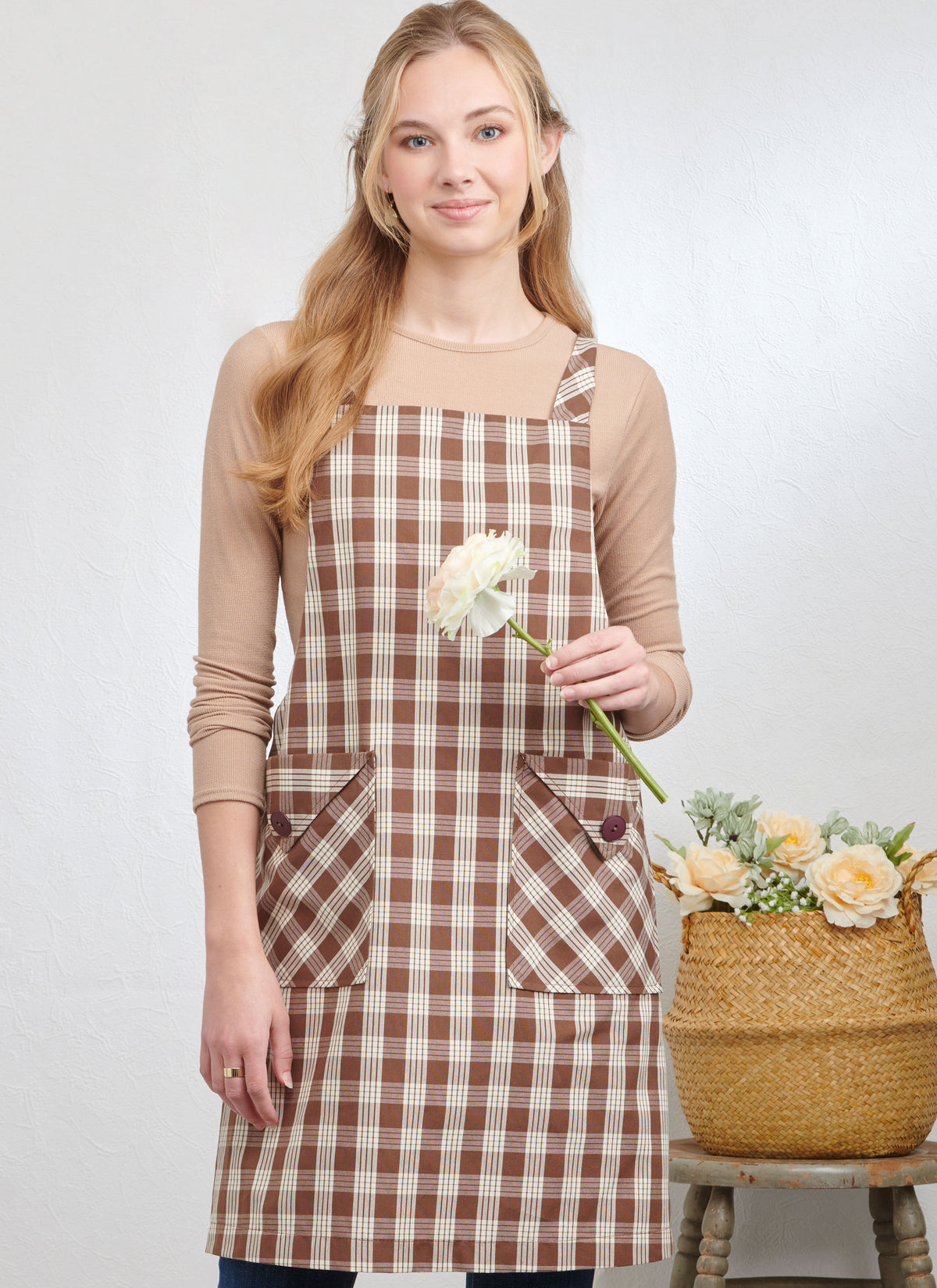 Simplicity S9938 sewing pattern envelope showing aprons