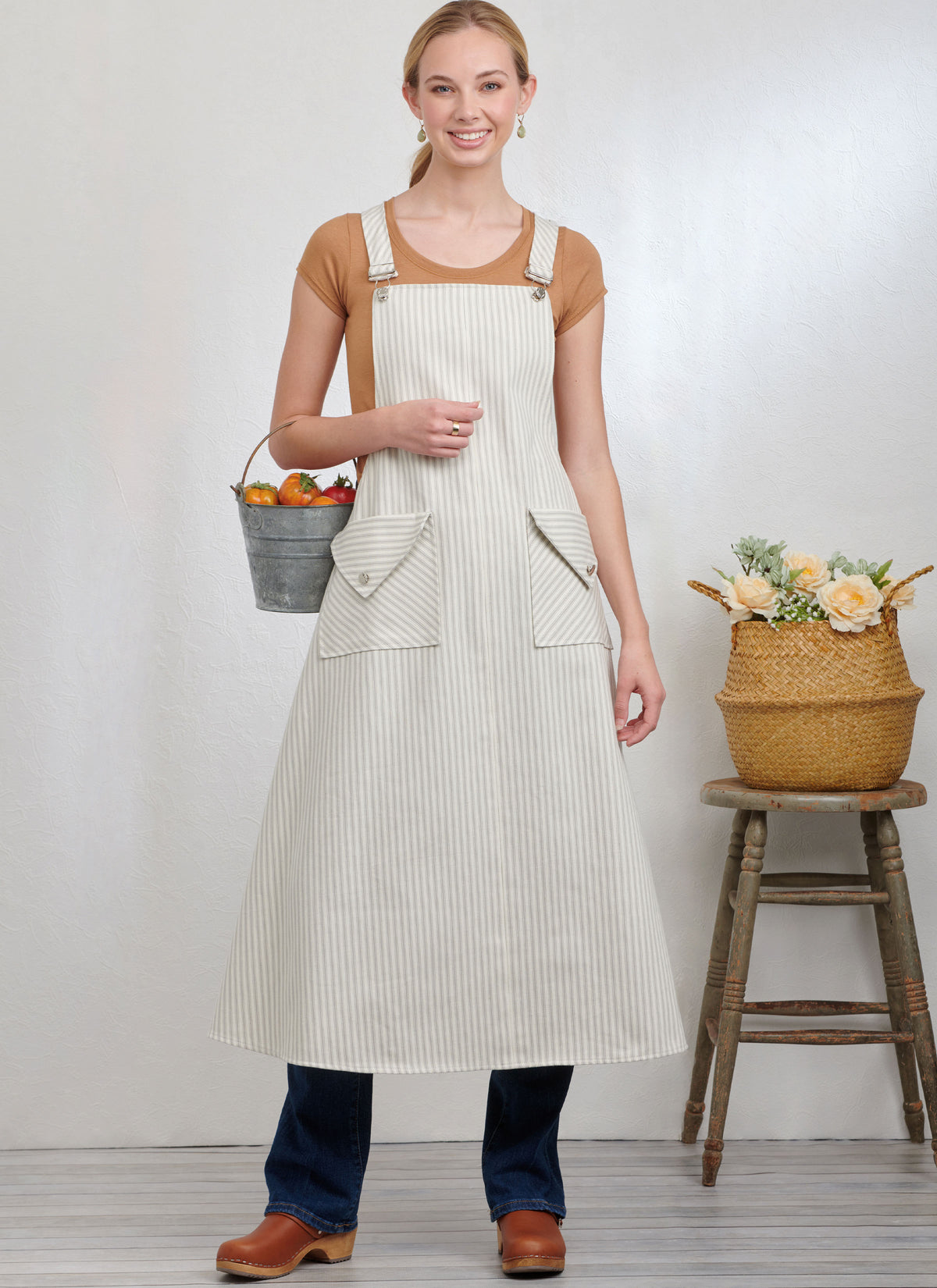 Simplicity S9938 sewing pattern envelope showing aprons