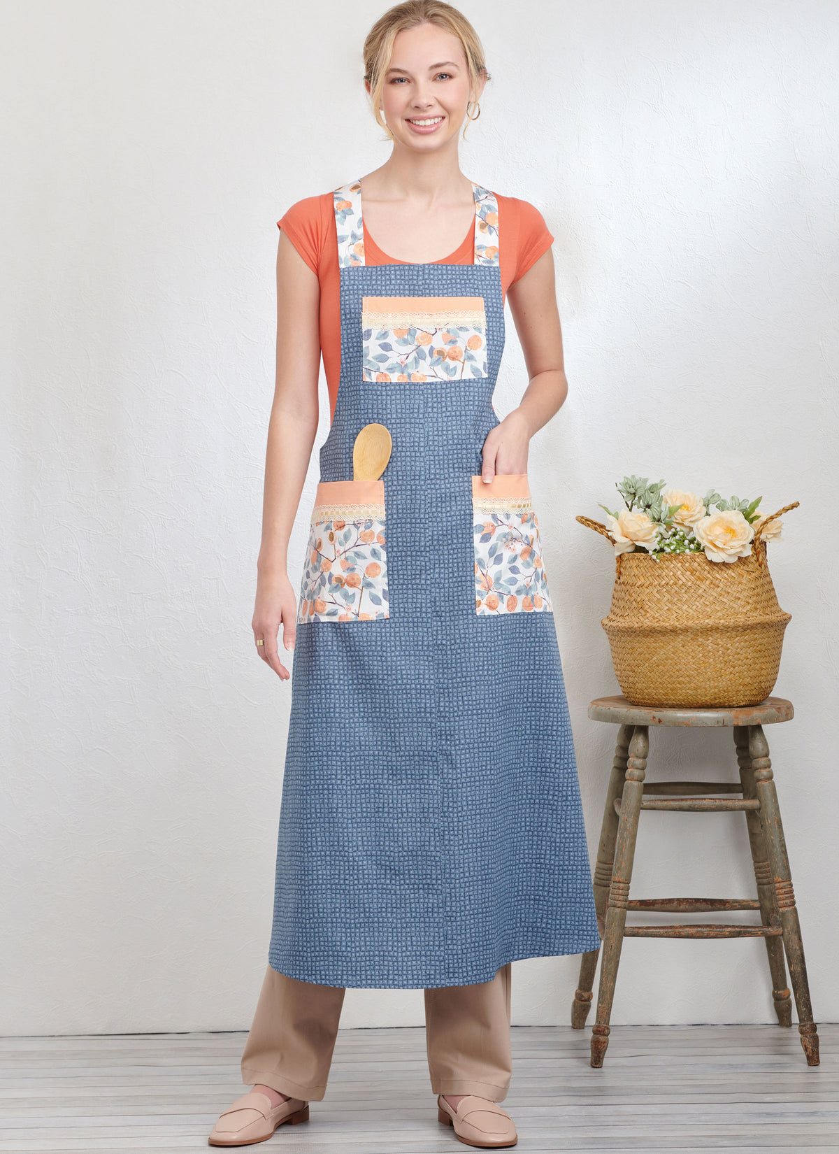 Simplicity S9938 sewing pattern envelope showing aprons