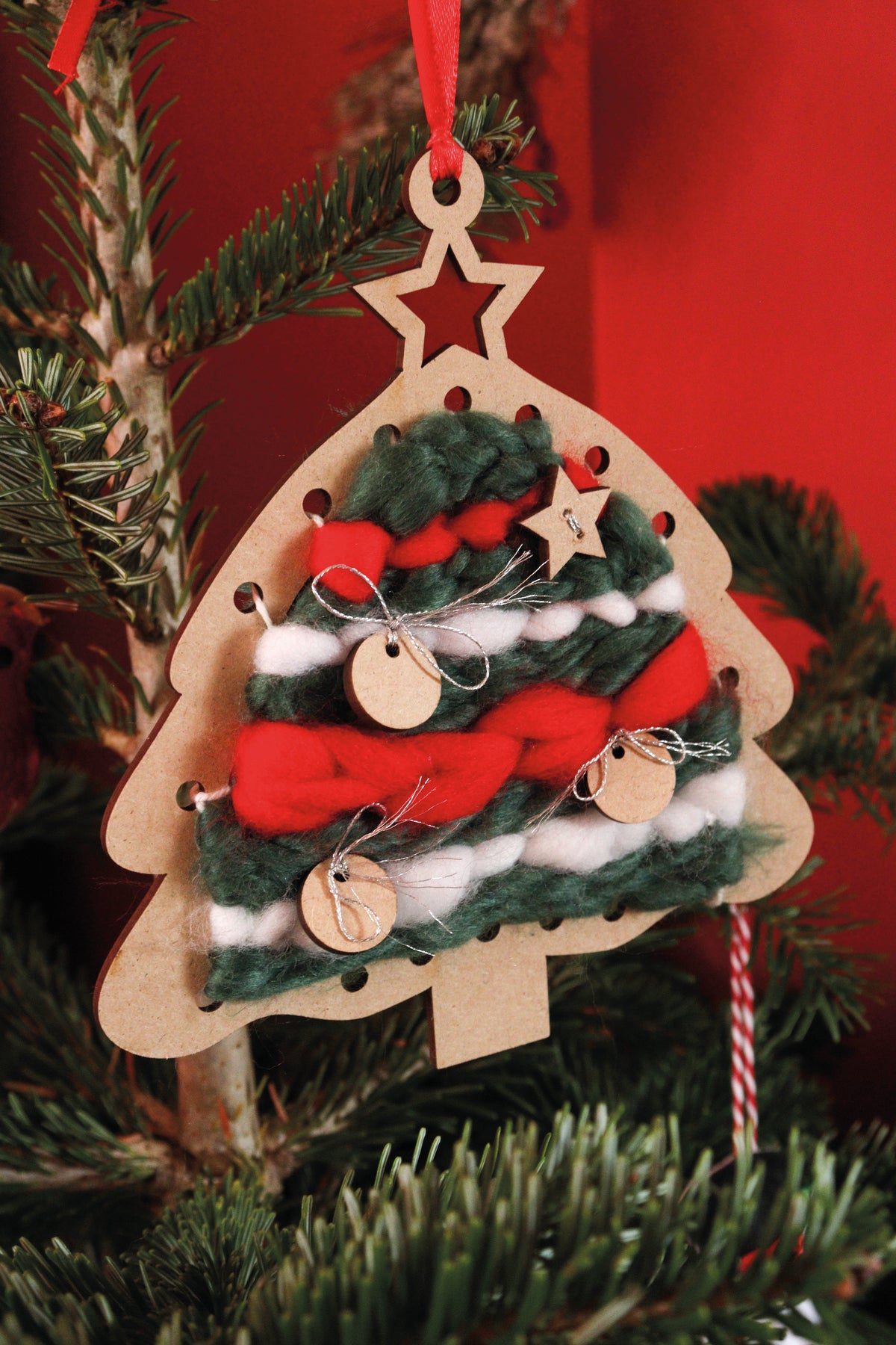 Woven yarn tree decoration kit
