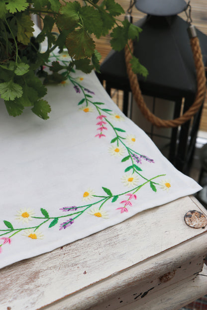 Trimits Daisy Chain embroidery table runner kit with printed design