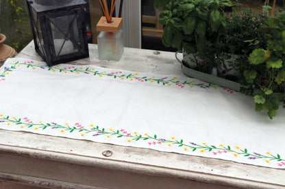Trimits Daisy Chain embroidery table runner kit with printed design