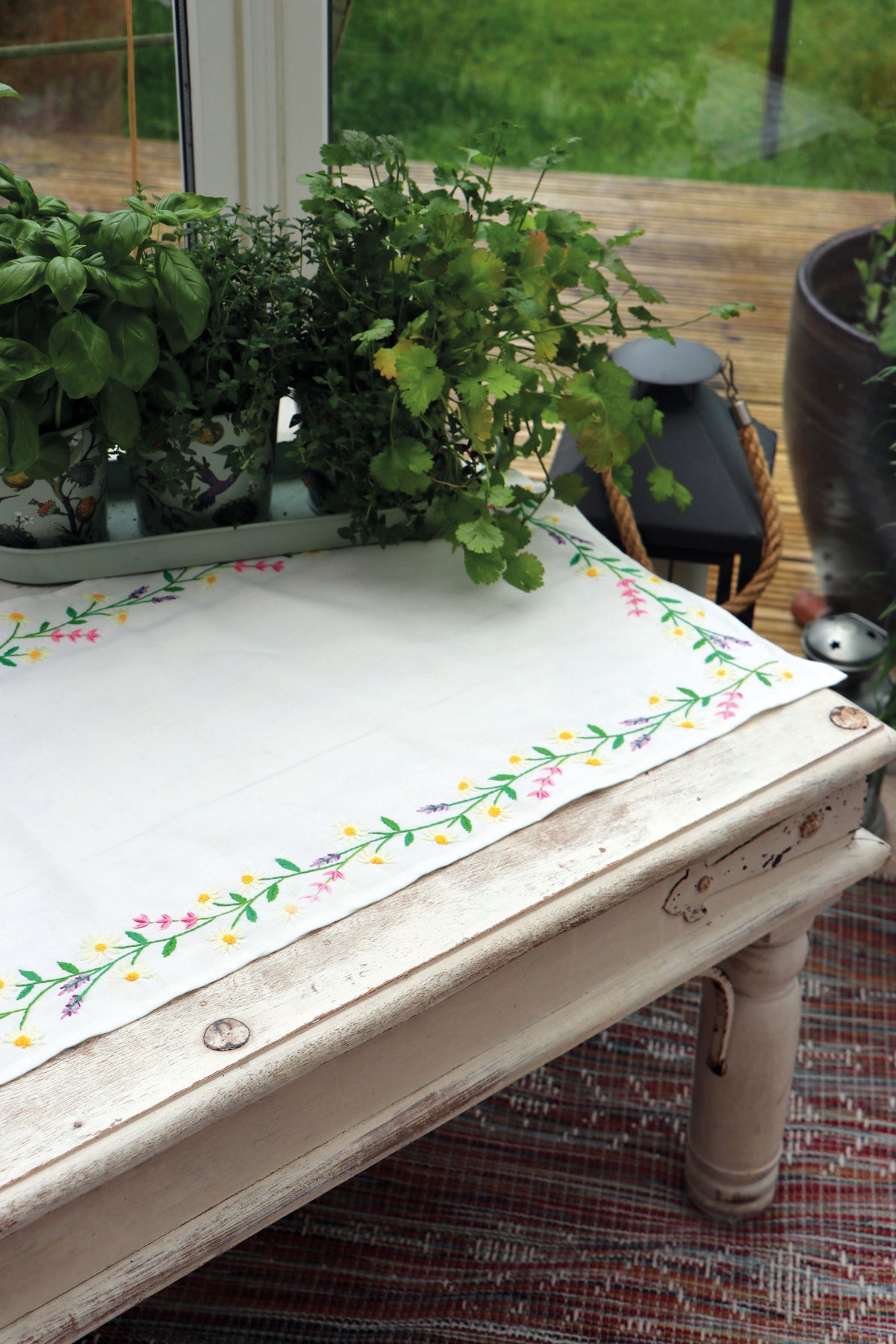 Trimits Daisy Chain embroidery table runner kit with printed design