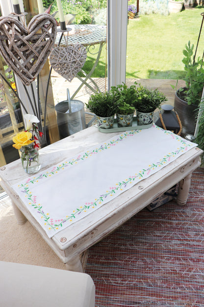 Trimits Daisy Chain embroidery table runner kit with printed design