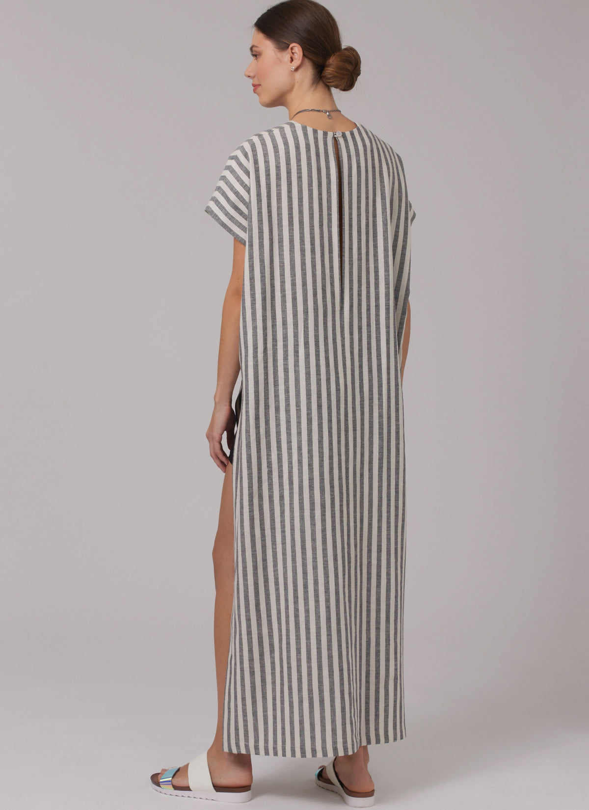 New Look sewing pattern N6795 envelope showing a caftan with a deep V-neckline