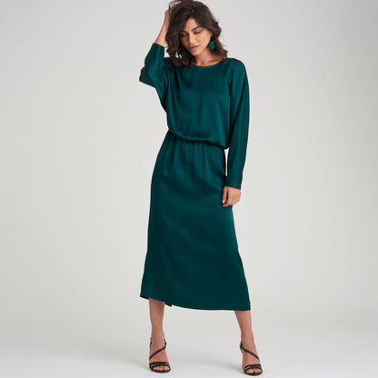 Simplicity S9010 sewing pattern envelope showing loose-fit dresses