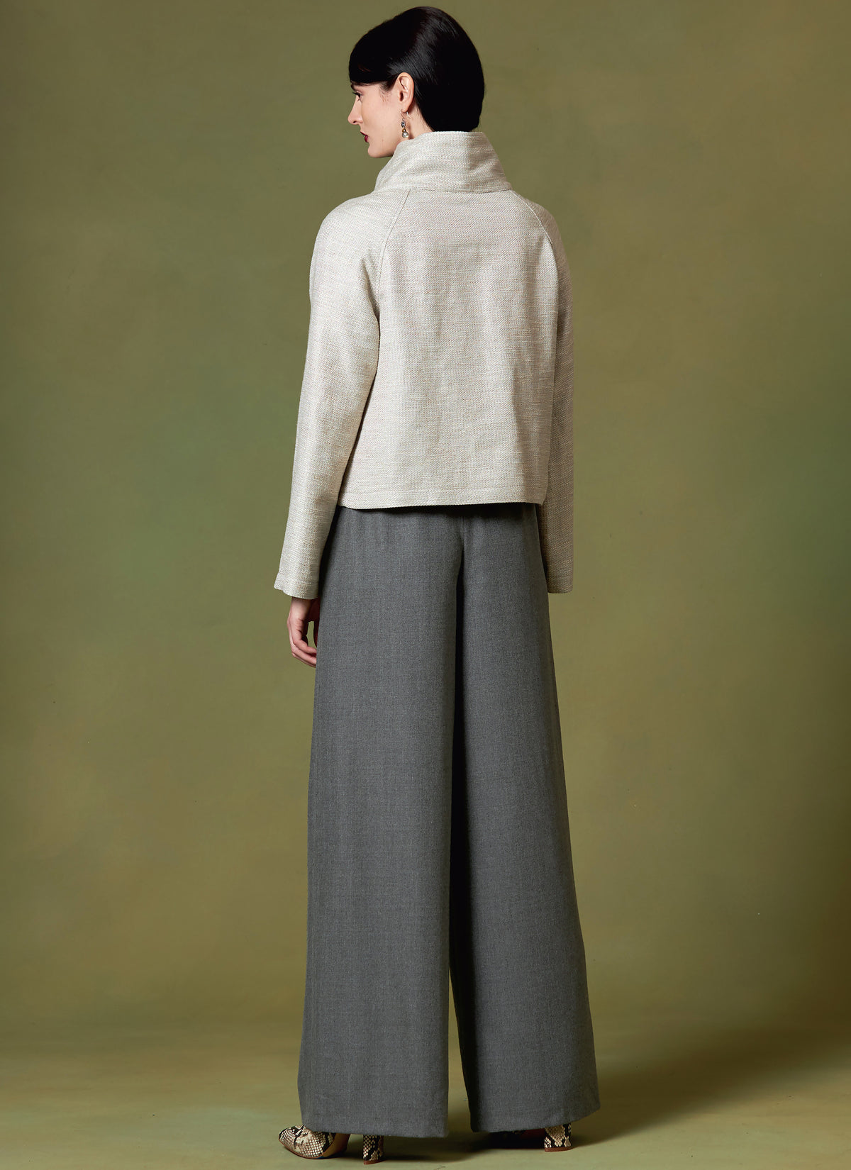 Vogue Patterns V1642 pattern envelope showing very loose-fitting top