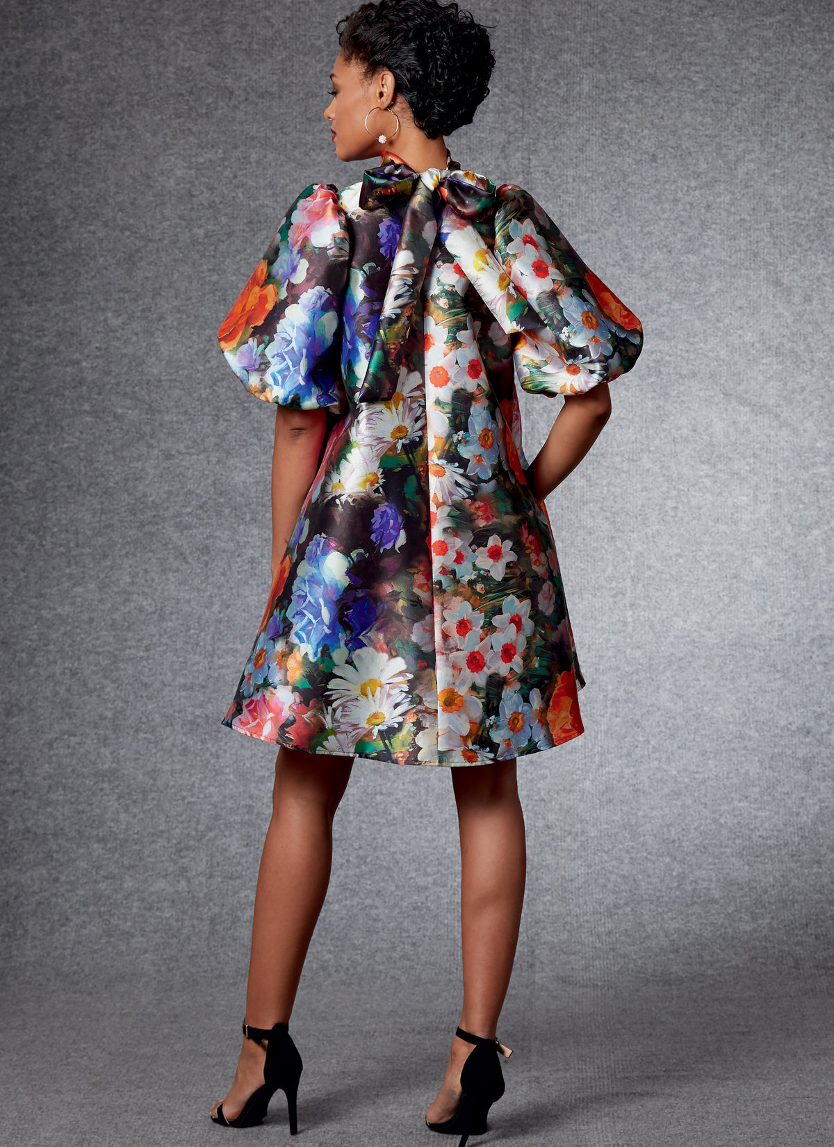 Vogue Patterns V1723 pattern envelope showing very loose-fitting, lined pullover dress