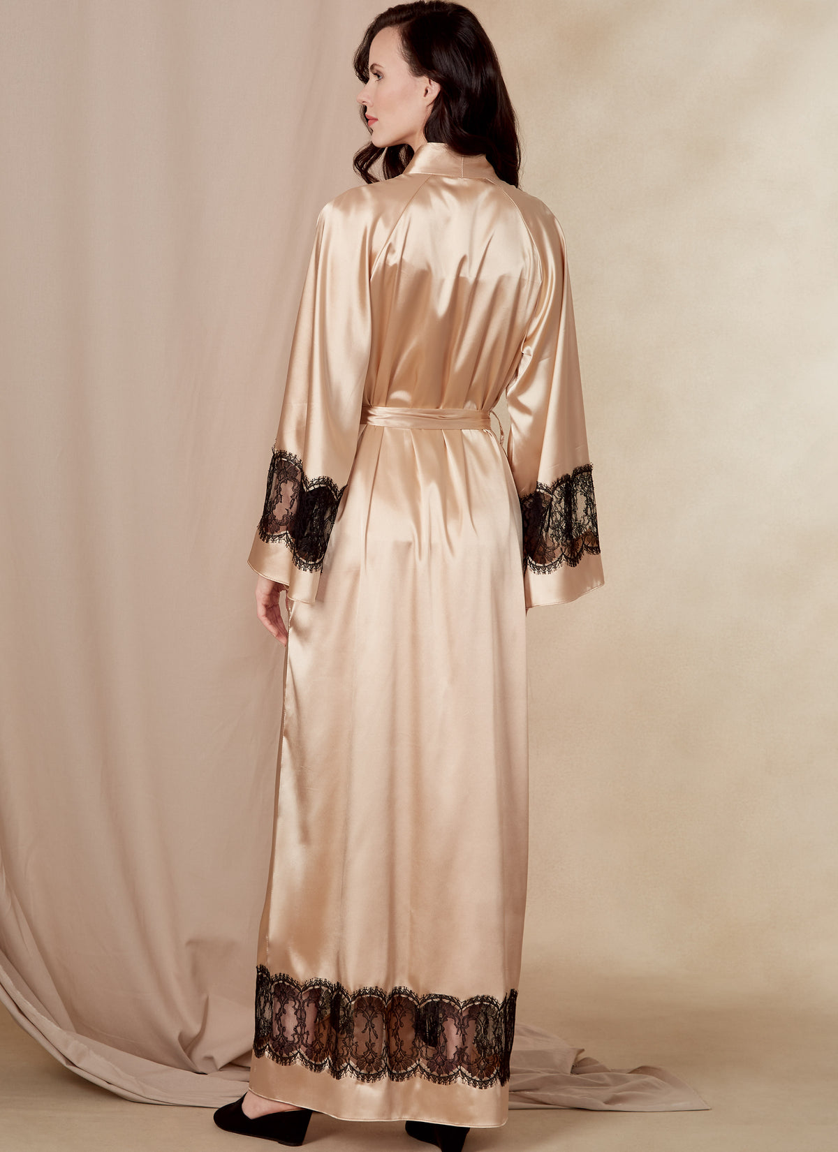 Vogue Patterns V1834 envelope showing a loose-fitting wrap robe