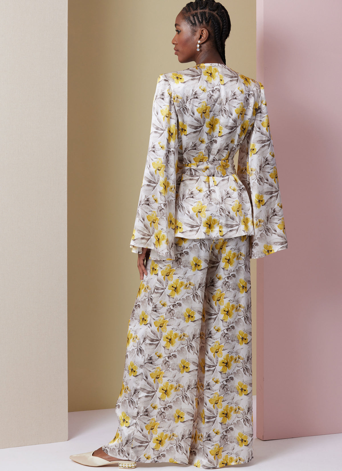 Vogue Patterns V2020 envelope showing top or robe designs