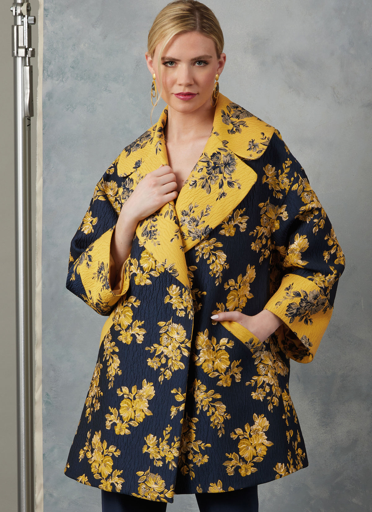 Vogue Patterns V2052 pattern envelope showing a very loose-fitting lined jacket