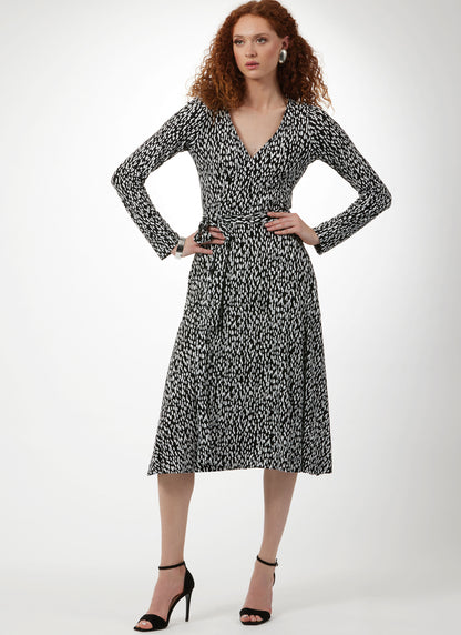 Vogue Patterns V2060 pattern envelope showing a vintage 1970s dress by Diane von Furstenberg