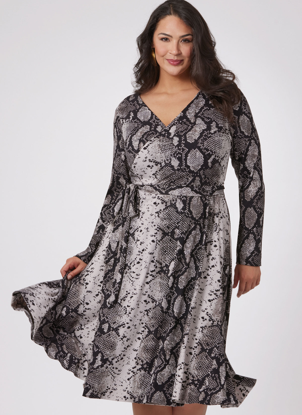 Vogue Patterns V2060 pattern envelope showing a vintage 1970s dress by Diane von Furstenberg