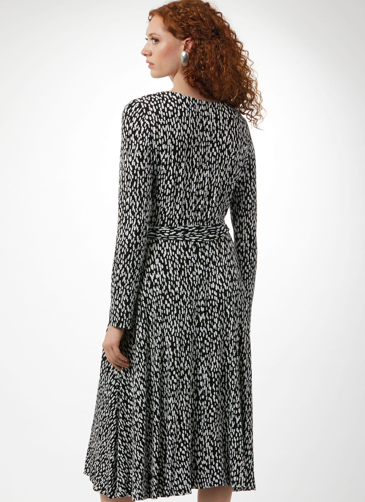 Vogue Patterns V2060 pattern envelope showing a vintage 1970s dress by Diane von Furstenberg