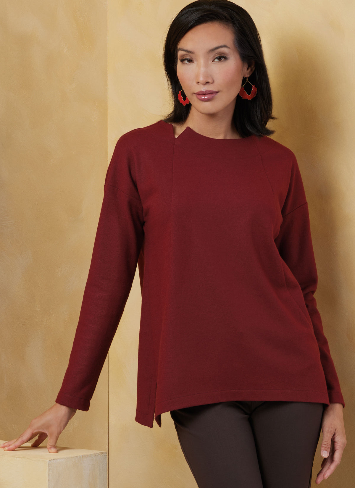 Vogue Patterns V2067 pattern envelope showing a loose-fitting top