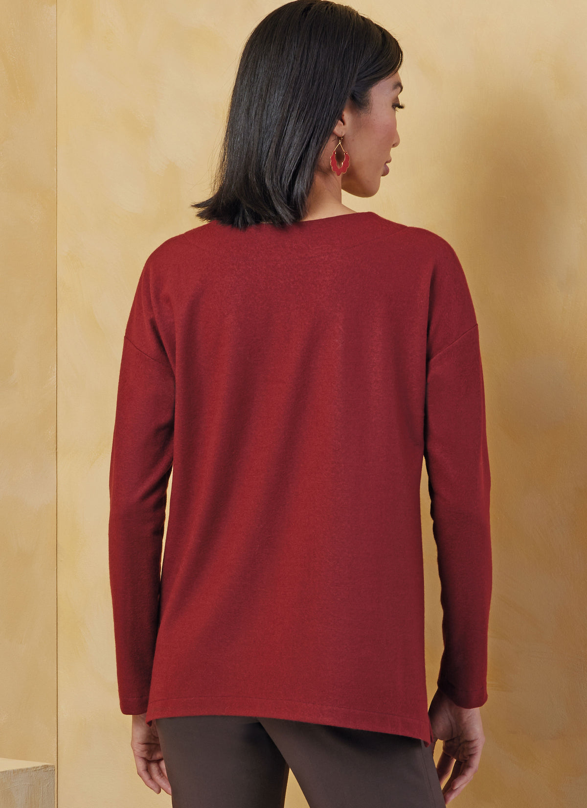 Vogue Patterns V2067 pattern envelope showing a loose-fitting top