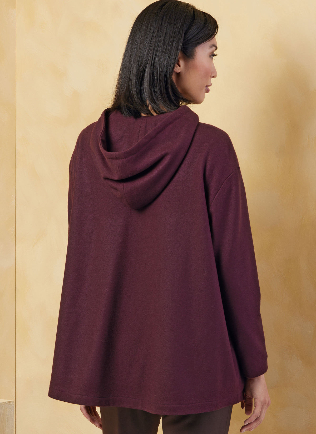 Vogue Patterns V2067 pattern envelope showing a loose-fitting top